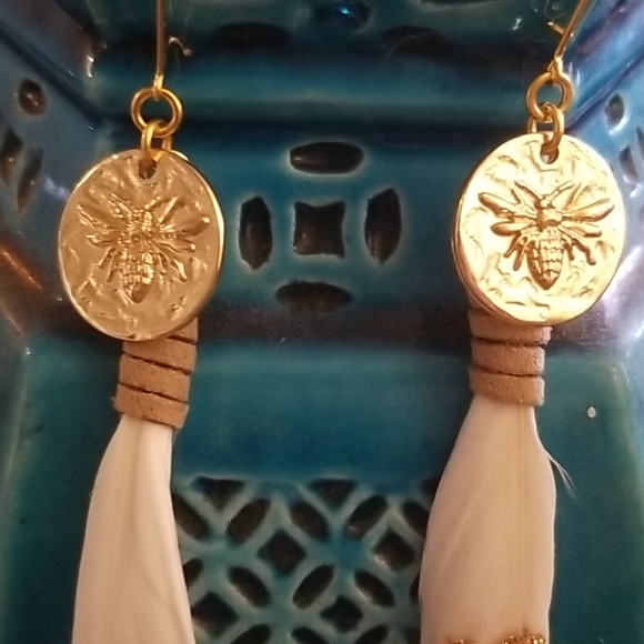 Bee feather earrings - Picture 2 of 4